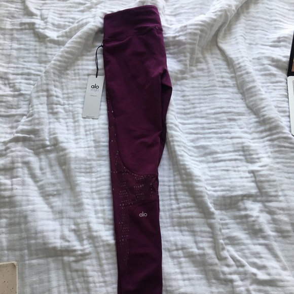 NWT Alo Yoga West Coast Legging. Size 4 - Picture 3 of 4